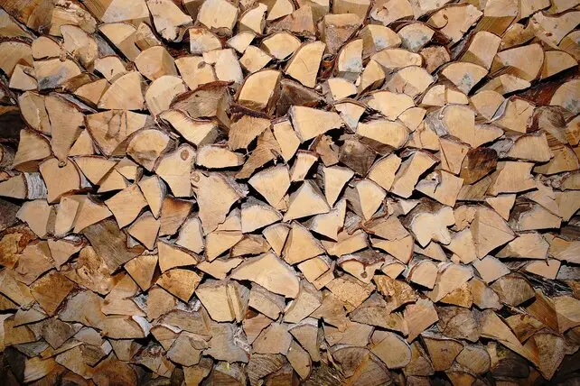 Leña y sacos de pellets almacenados en un lugar seco